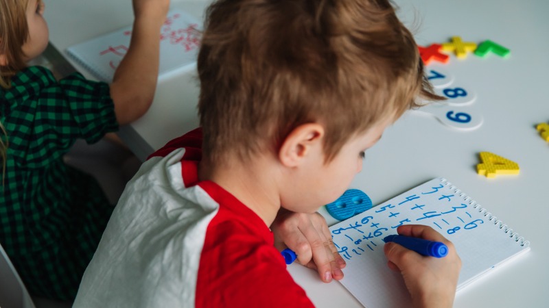 kind met dyscalculie leert rekenen